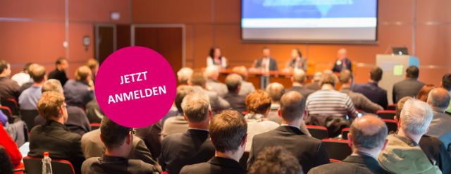 Publikum sitzt in einem Konferenzraum und blickt auf ein Podium mit fünf Personen vor einer Präsentationsleinwand. Im Bild eingeblendet steht: Jetzt anmelden.